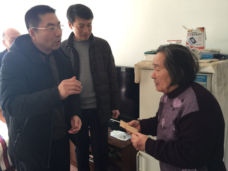 丹東市委政法委副書(shū)記、市綜治辦主任劉豐友(左一)慰問(wèn)見(jiàn)義勇為勇士周景濤的母親