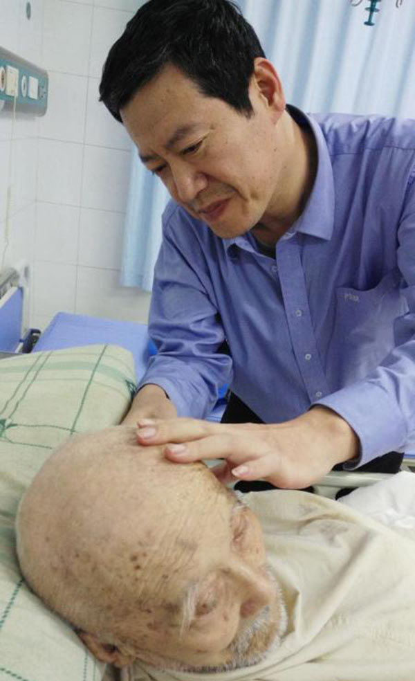 劉長宇在悉心照顧老人