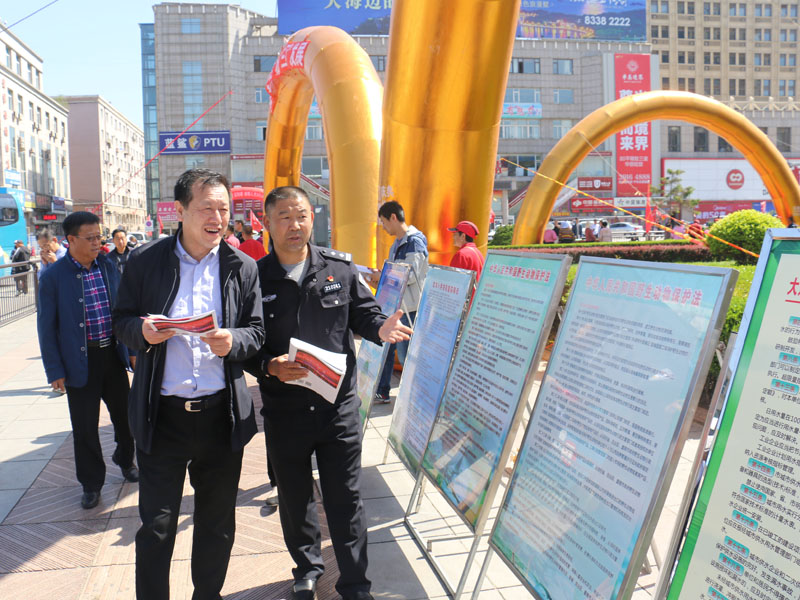 王繼曉(左二,最左邊的人裁掉)在活動(dòng)現(xiàn)場(chǎng)巡視1