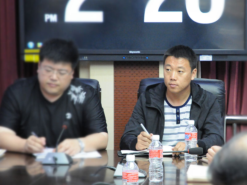 劉宏在案情分析會(huì)上聆聽民警分析案情