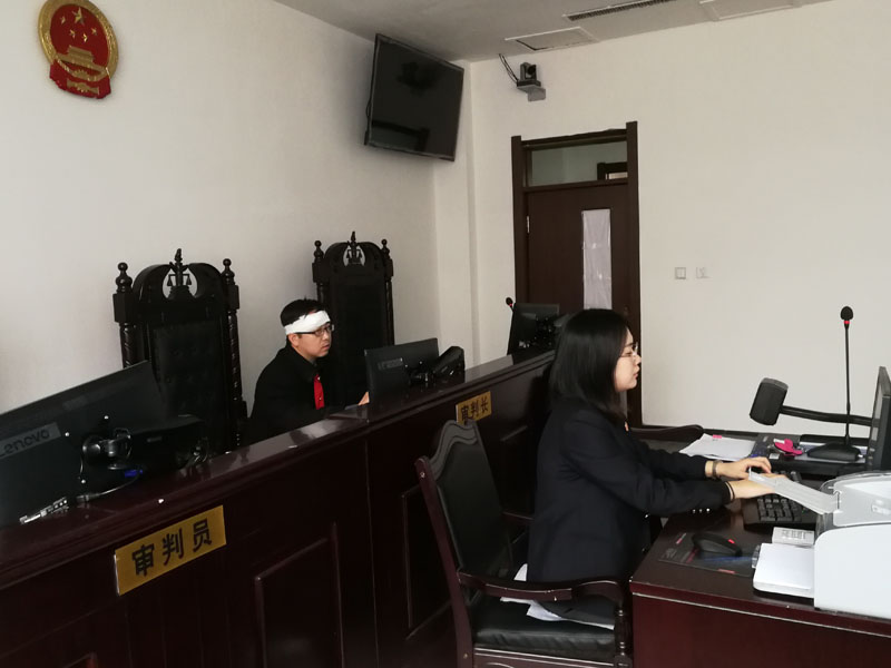 法官張超(左)帶傷開庭審案11111