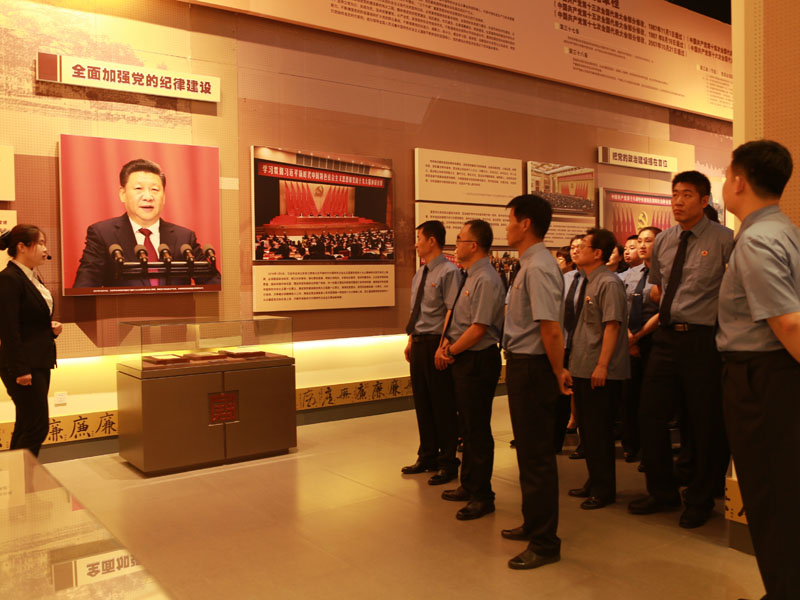 干警們認真聆聽講解員的講解