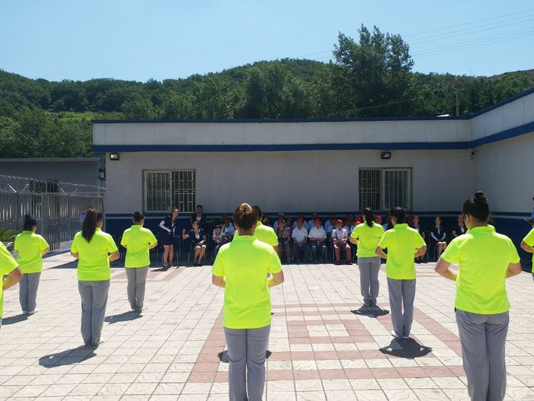 戒毒學(xué)員為參觀人員奉獻(xiàn)一場自己編排的節(jié)目