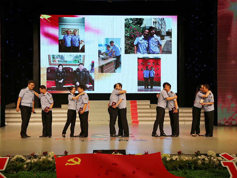 （圖八）上陣父子兵，并肩作戰(zhàn)，用青春熱血展現(xiàn)了一代代人民警察薪火相傳，用平凡奉獻(xiàn)書寫了“人民公安為人民”的無悔忠誠(chéng)