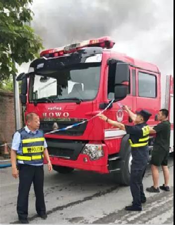 剛剛搬完機油桶的王化軒（左）