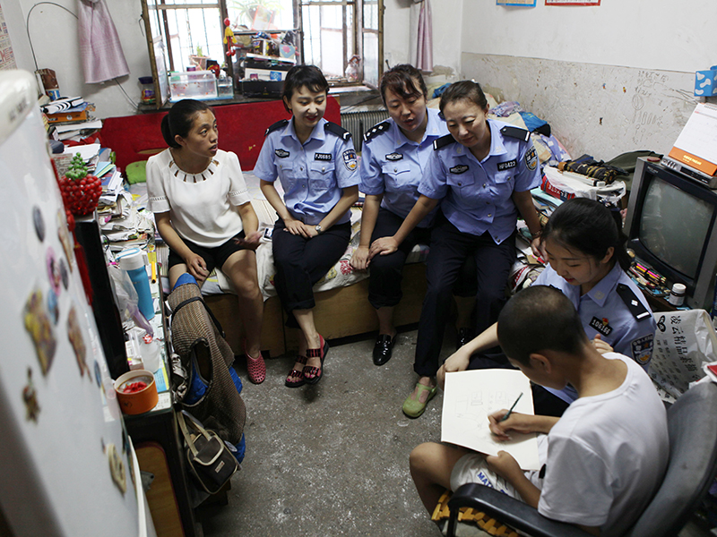 小安陽認真專注地為警察阿姨畫像（建議大圖）2