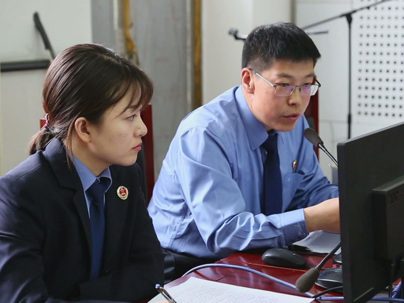 省人民檢察院遼河分院公訴科副科長陳濤出庭公訴(右一)