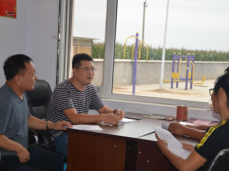 靳學研(左二)召開村“兩委”班子工作會議