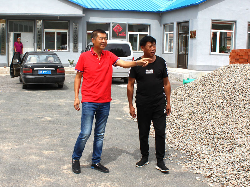 馬曉軍（左）與村書記王長(zhǎng)玉在村委會(huì)大院施工現(xiàn)場(chǎng)