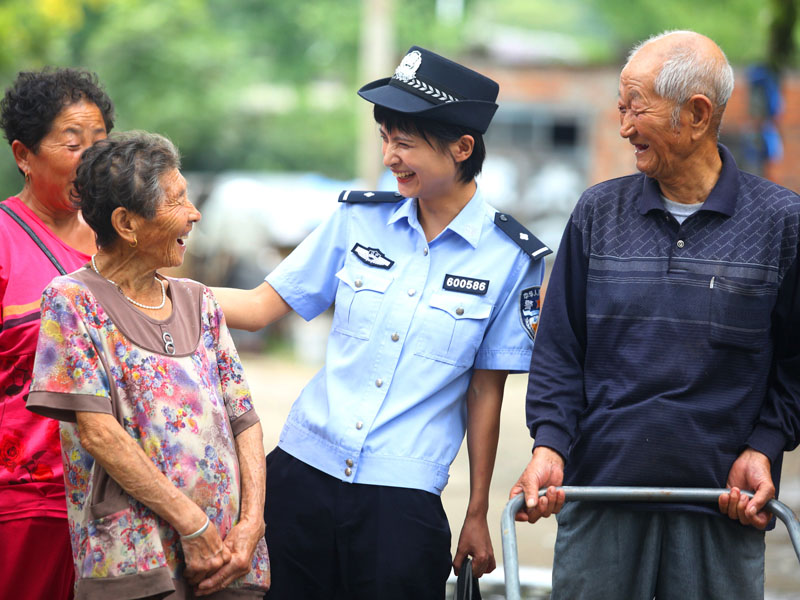 壓題照片(放大)社區(qū)老人們每次見到王月都有嘮不完的家常話