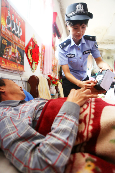 王月得知行動不便群眾要辦身份證,便主動上門為其錄取指紋信息