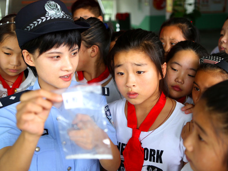 開學(xué)第一天,王月就來到學(xué)校為學(xué)生上了一堂生動的法治教育課