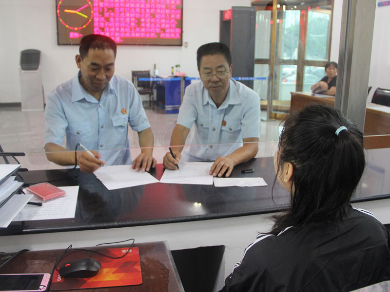 配文1：高金輝（左二）在銀行凍結(jié)被執(zhí)行人的個人賬戶