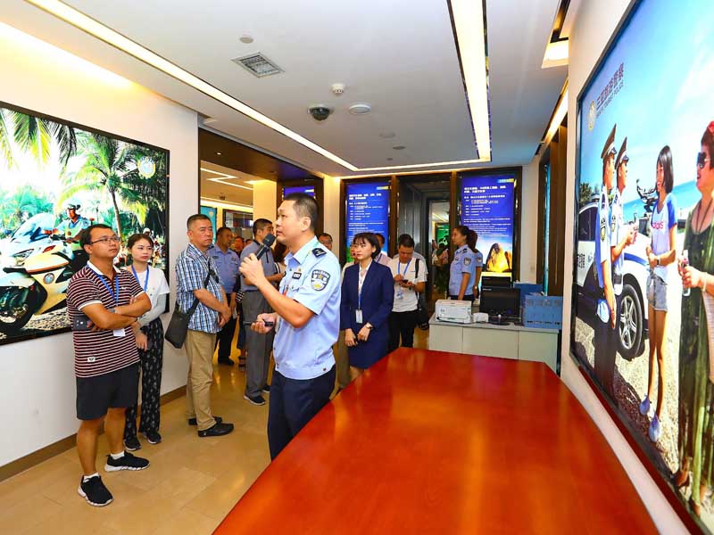 采訪團成員在三亞市市民游客中心采訪旅游綜合治理工作開展情況。  符傳問 攝