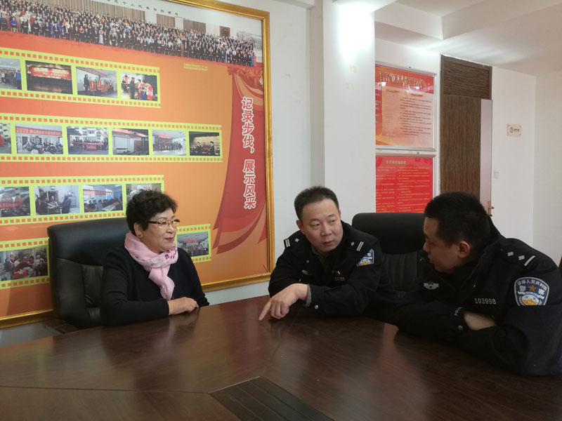 李秀華和王松(中)研究社區(qū)基礎(chǔ)工作