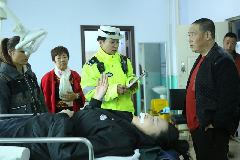 出警回來已是午飯時間,范冬梅卻直奔醫(yī)院對事故當(dāng)事人進(jìn)行調(diào)查取證