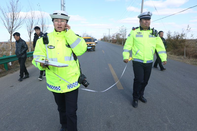 剛到交通事故現(xiàn)場,范冬梅又接到指揮中心打來出警的電話