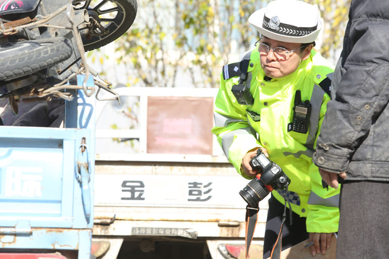 壓題(放大)照相機﹑米尺﹑執(zhí)法記錄儀和記錄本是范冬梅隨身物品