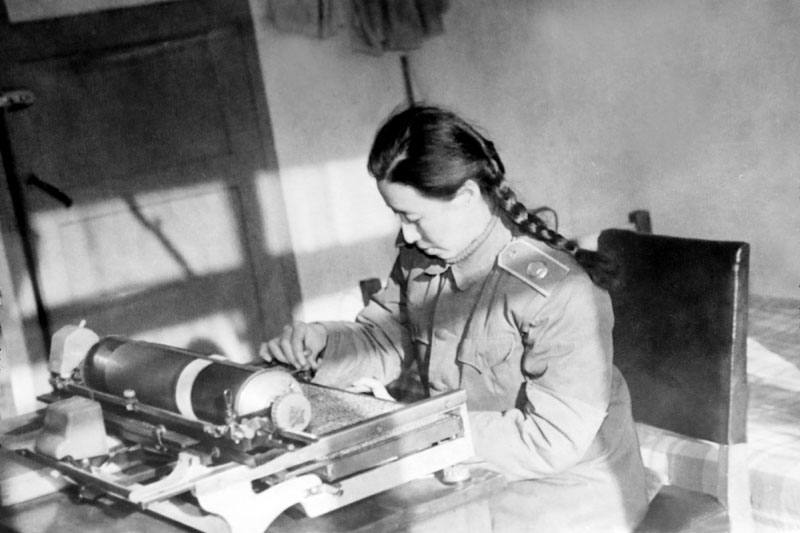 恢復(fù)建院后,打字員魏豪同志正在用鉛字打印機(jī)打字