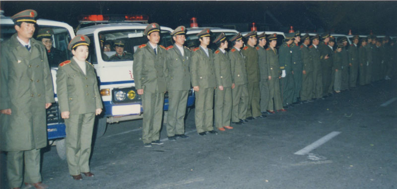 1989年11月1日,全國(guó)檢察機(jī)關(guān)查辦職務(wù)犯罪“零點(diǎn)行動(dòng)”時(shí),檢察干警整裝待發(fā)