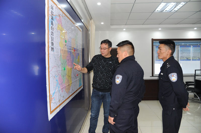 喻欣(左一)正在與偵查員們研究犯罪嫌疑人的逃跑路線
