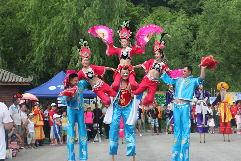 撫順縣百姓載歌載舞、樂(lè)享平安