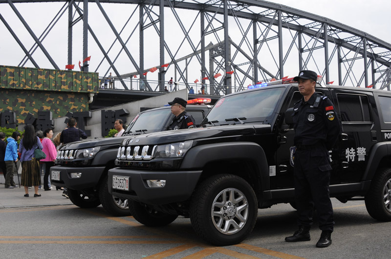 巡特警支隊第五大隊民警在斷橋備勤 陳光旭攝