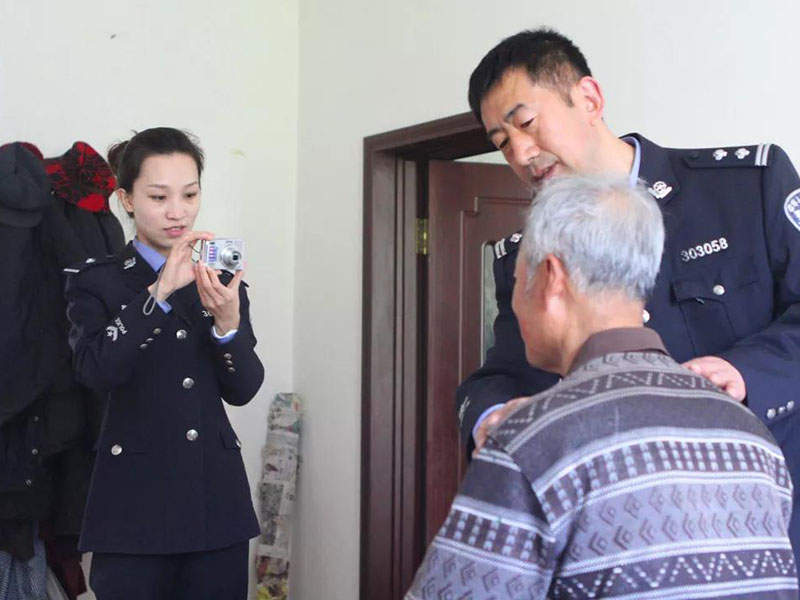 民警上門(mén)為居民照身份證照片