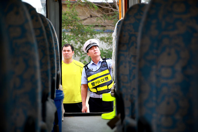 （4）營口交警服務(wù)當(dāng)?shù)亟?jīng)濟(jì)建設(shè)，開展交通隱患大排查