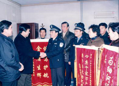 2000年12月，市公安局長侯振祥接受各出租車行代表贈送的錦旗
