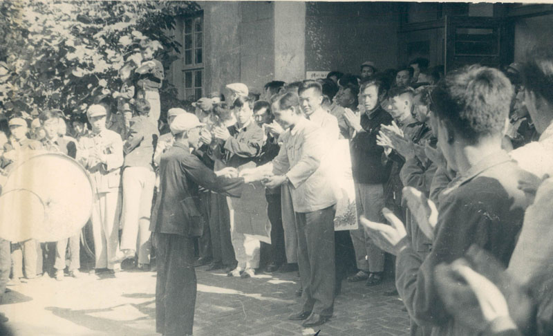 1958年10月10日，公安部在阜新召開參加生產(chǎn)保衛(wèi)生產(chǎn)全國經(jīng)濟保衛(wèi)現(xiàn)場會，會前市公安局副局長羅萍接受基層代表喜報。