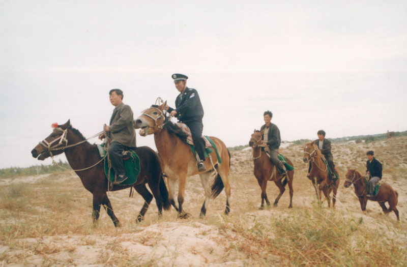 沙漠路少難行，民警為開展工作，堅持騎馬巡邏