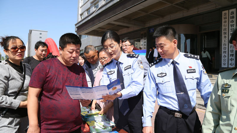 2017年5月15日,興隆臺(tái)公安分局開(kāi)展優(yōu)化營(yíng)商環(huán)境宣傳活動(dòng)