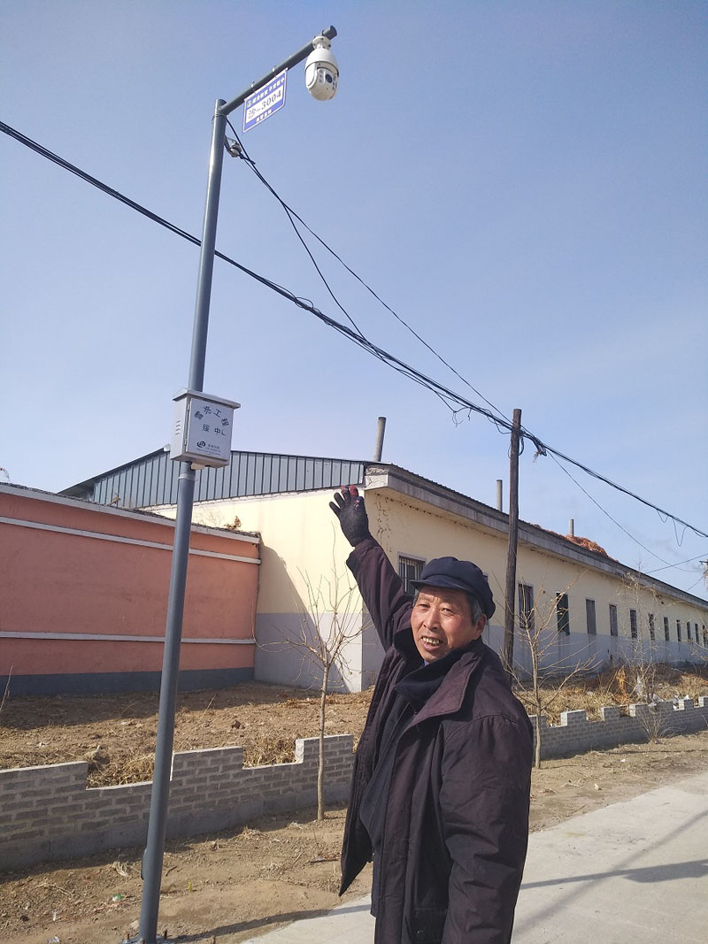 沙河鎮(zhèn)一村民向記者介紹“報警坐標”