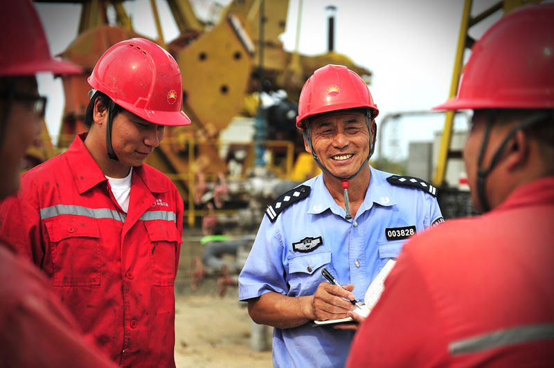 6、遼河公安局將服務(wù)油田作為永不懈怠的政治責(zé)任，推出系列服企便民舉措。遼河油田被譽(yù)為全國治安秩序最好的油氣田。