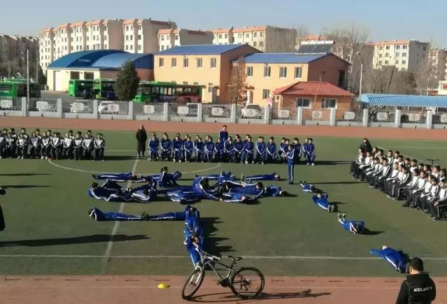 3同學(xué)們方陣表演