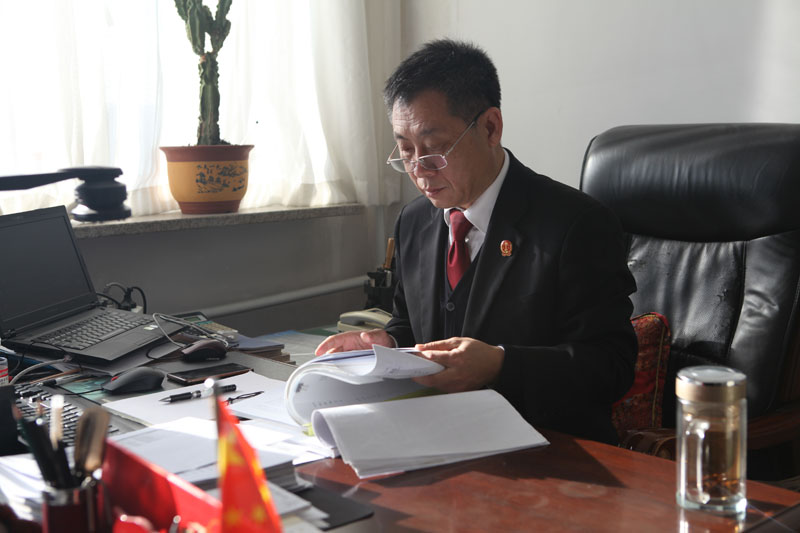 邱爾順正在認真研究案情