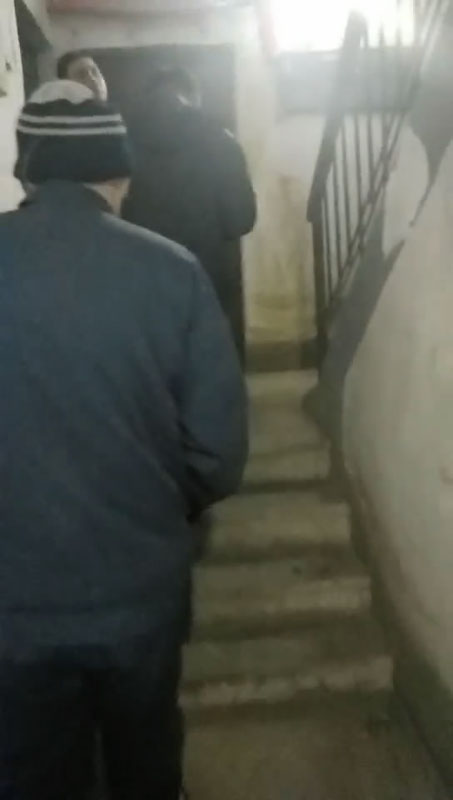 民警和燃?xì)夤救藛T上樓查漏點(diǎn)