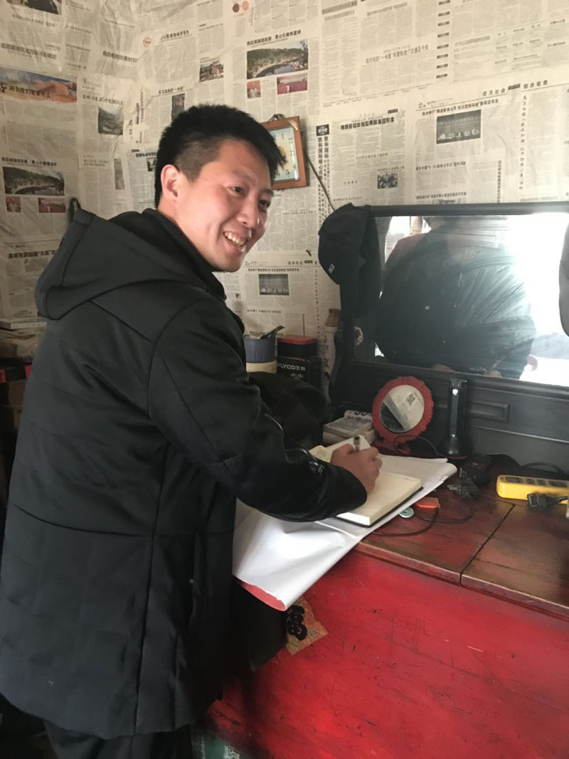 東干溝子村第一黨支部書記楊文淵入戶走訪