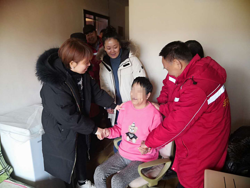 張娜(左一)、王春梅看望癱瘓居民