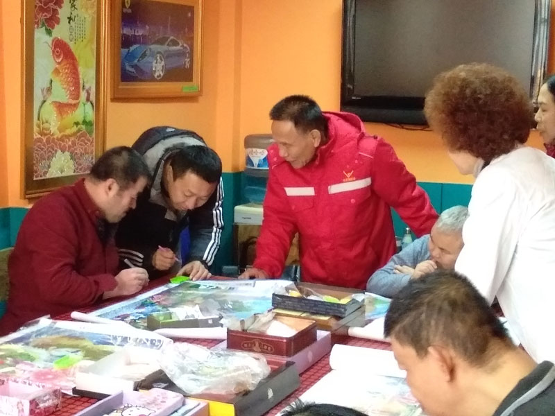 記者學著做鉆石畫