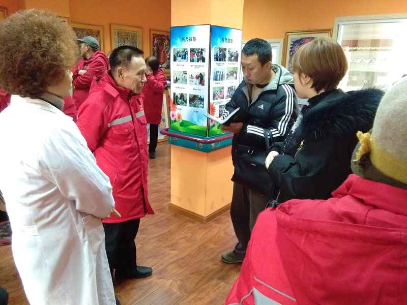 記者采訪樓院帶頭人(左二)