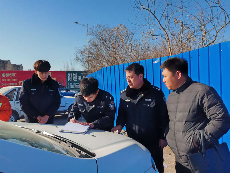 張立國（右2）在辦案現(xiàn)場