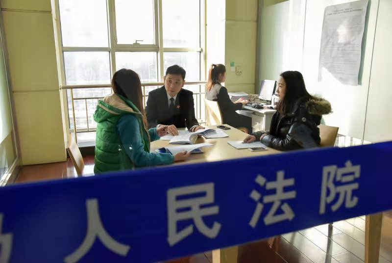 孔祥政（中）正在做調(diào)解工作