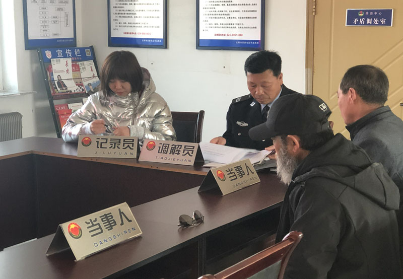 李家新（左二）調(diào)解村民糾紛，記者（左一）認真記錄