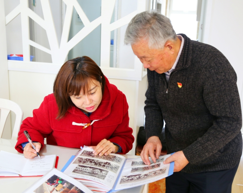 于承祥（右）邊翻相冊邊向記者介紹