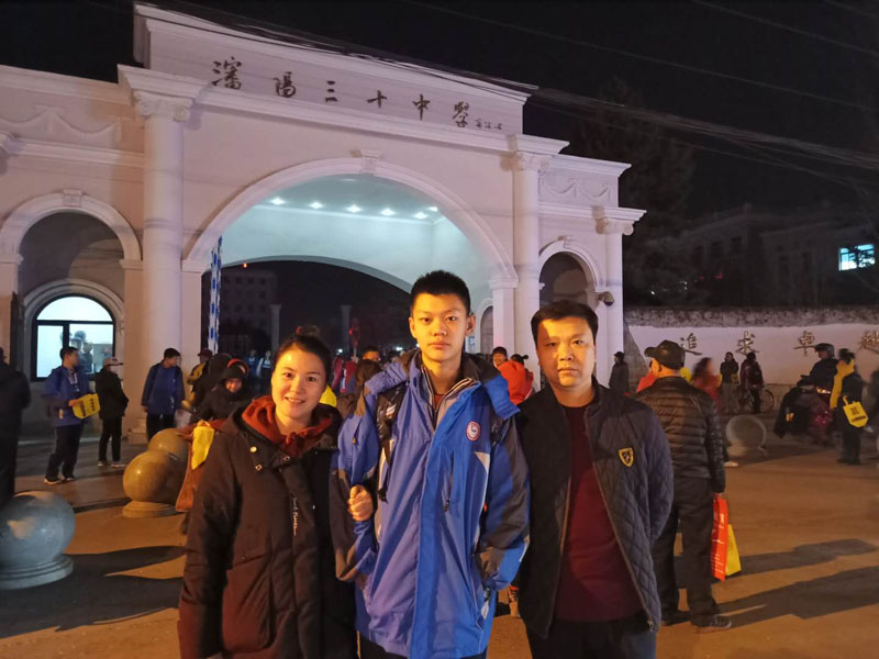 杜鑫一家三口難得在一起拍個(gè)照