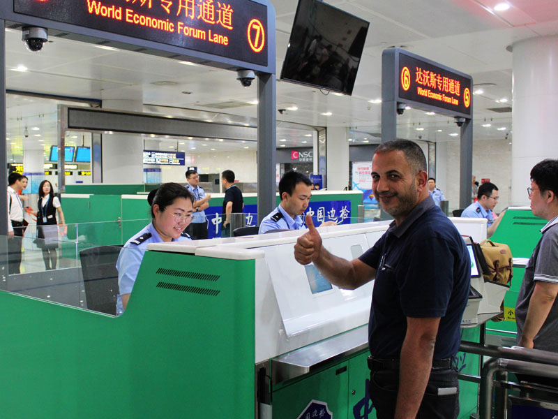 民警為國外會議代表辦理通關(guān)手續(xù)