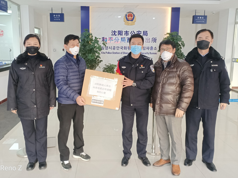 轄區(qū)的外國友人通過韓商會購買一箱N95口罩送到派出所,表達(dá)對警務(wù)工作站的感謝之情