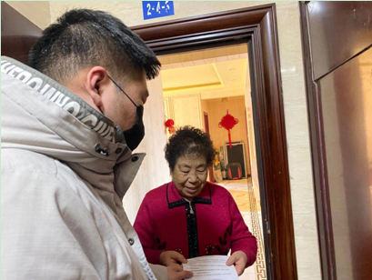 王仕寧(左)入戶排查宣傳防疫知識